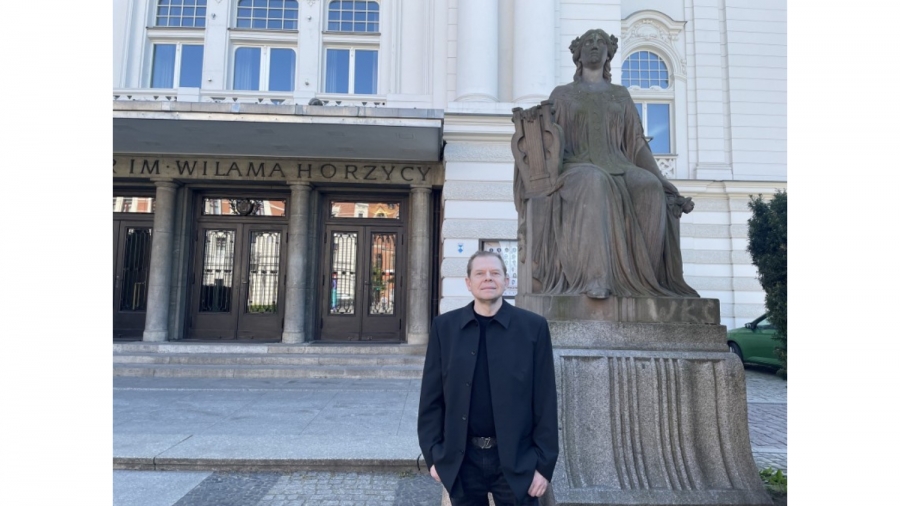 dr hab. Marek Podlasiak, prof. UMK fot.nadesłane Prof. Marek Podlasiak przed Teatrem im. Horzycy