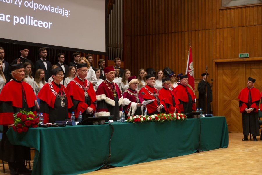 125 DOKTORÓW COLLEGIUM MEDICUM ODEBRAŁO DYPLOMY władze Uczelni w uroczystych strojach podczas uroczystości promocji doktorskiej