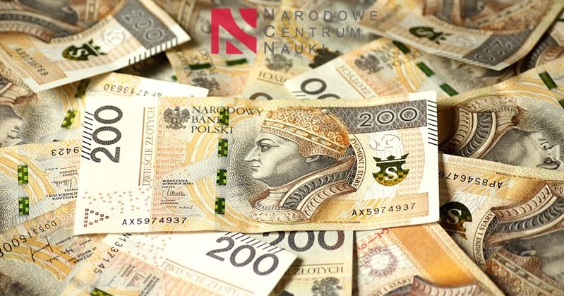 obrazek: Toruńscy badacze i badaczki otrzymali cztery granty na łączną kwotę niemal dwóch milionów złotych fot.fot. Andrzej Romański Zdjęcie dwustuzłotowych banknotów, na zdjęciu widać również logotyp Narodowego Centrum Nauki
