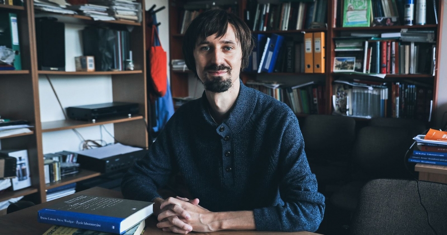 obrazek: Dr. Tomasz S. Markiewka przybliżając historię życia swojej babki, snuje opowieść o przemianach w powojennej Polsce fot.fot. Andrzej Romański Zdjęcie ilustracyjne