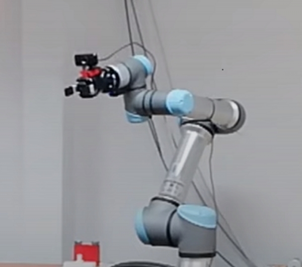 System podążania za twarzą dla kamery przemieszczanej robotem UR5e