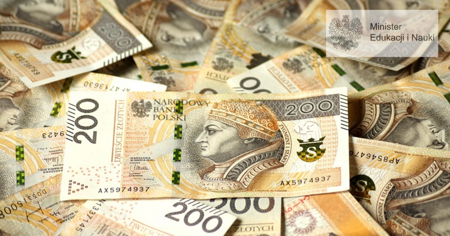 Miesięczna wysokość przyznanego stypendium dla wybitnych młodych naukowców wynosi 5390 zł fot.fot. Andrzej Romański Banknoty dwustuzłotowe rozłożone na całej powierzchni, w prawym górnym logo jest logo Ministra Edukacji i Nauki