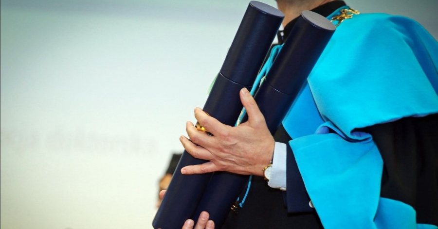 obrazek: The candidates may submit their applications between August 24-30, 2023 fot.fot. Andrzej Romański Two tubes held in hands of a person in a toga
