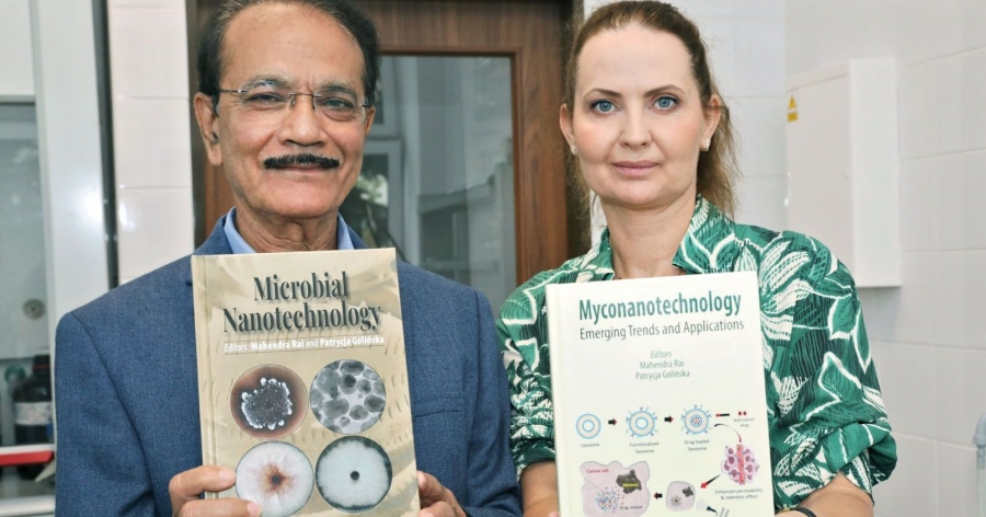 obrazek: Prof. Mahendra Rai z Sant Gadge Baba Amravati University w Indiach i dr hab. Patrycja Golińska, prof. UMK z Katedry Mikrobiologii na Wydziale Nauk Biologicznych i Weterynaryjnych UMK fot.fot. Andrzej Romański Prof. Mahendra Rai i dr hab. Patrycja Golińska, prof. UMK stoją z książkami, które zredagowali w czasie wizyty naukowca z Indii na toruńskim uniwersytecie