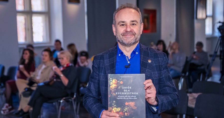 obrazek: Dr hab. Jarosław Dumanowski, prof. UMK, historyk z Wydziału Nauk Historycznych UMK w Toruniu, dyrektor Centrum Dziedzictwa Kulinarnego UMK. fot.fot. Andrzej Romański Mężczyzna z książką pt.