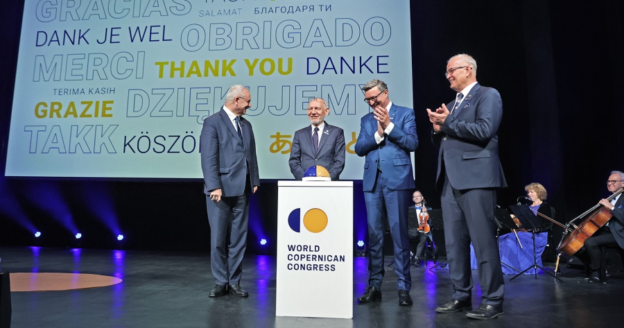 obrazek: Zamknięcia Kongresu poprzez wyłączenie symbolicznego przycisku dokonali rektorzy: prof. Jarosław Górniak (UJ), prof. Andrzej Sokala (UMK) i prof. Jerzy Przyborowski (UWM) oraz prof. Krzysztof Mikulski fot.fot. Andrzej Romański Zdjęcie ilustracyjne