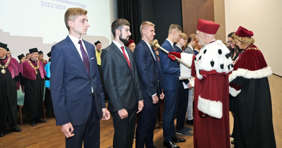 Ważnym punktem uroczystej inauguracji była immatrykulacja, czyli symboliczne włączenie do społeczności akademickiej studentów i studentek I roku fot.Andrzej Romański Zdjęcie ilustracyjne