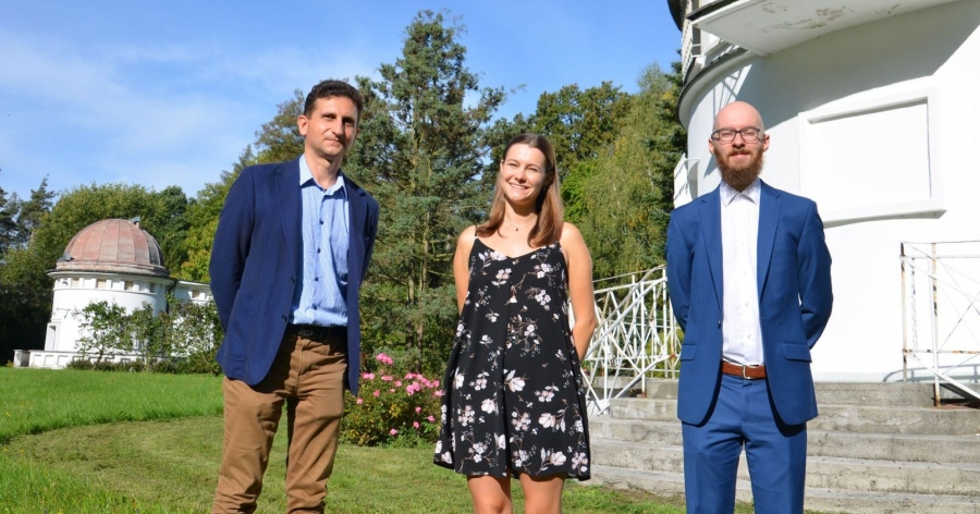 Dr hab. Gracjan Maciejewski, prof. UMK, Weronika Łoboda oraz mgr Jan Golonka odkryli nową planetę fot.nadesłane W otoczeniu zieleni stoją trzy osoby, od lewej: mężczyzna, kobieta, mężczyzna