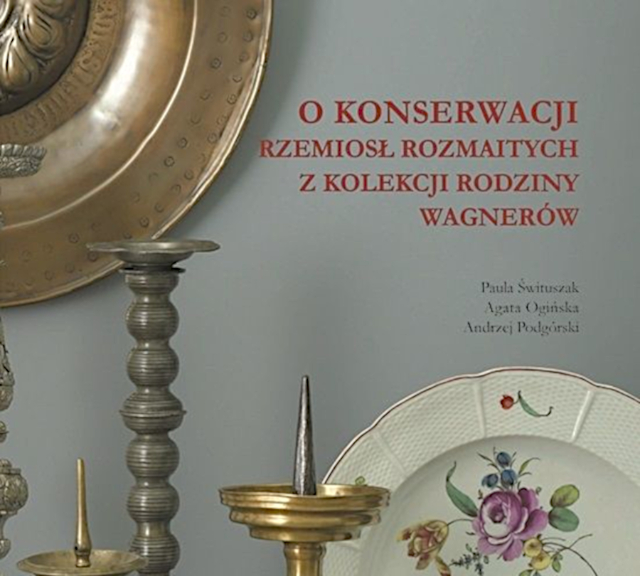 obrazek: Okładka książki, a na niej napisy (tytuł, autorzy). Widoczne także świeczniki (5 szt.) i dwa zdobione talerze
