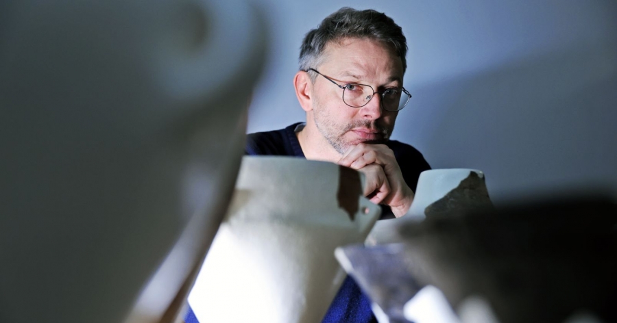 obrazek: Dr Kamil Adamczak z Katedry Prahistorii w Instytucie Archeologii UMK fot.fot. Andrzej Romański Przed dr. Kamilem Adamczakiem z Katedry Prahistorii w Instytucie Archeologii UMK stoją zrekonstruowane naczynia prehistoryczne
