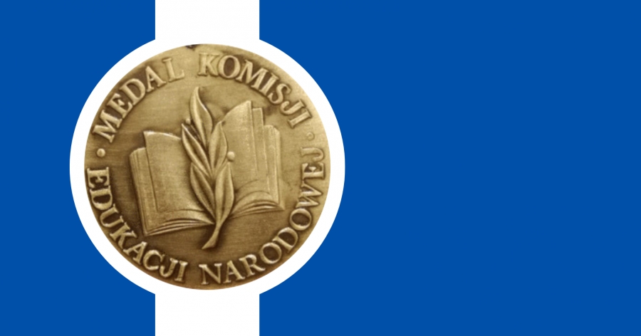 obrazek: Medal Komisji Edukacji Narodowej na ciemnoniebieskim tle