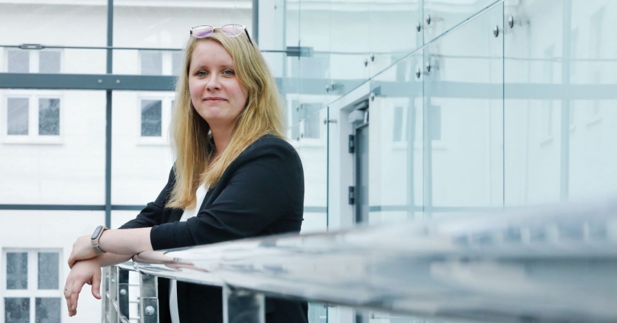 Dr hab. Karolina Mikulska-Rumińska, prof. UMK z Wydziału Fizyki, Astronomii i Informatyki Stosowanej UMK fot.fot. Andrzej Romański Młoda kobieta stoi przy barierce, patrzy w obiektyw, uśmiecha się
