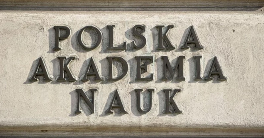 W listopadowych wyborach wyłoniono reprezentantów i reprezentantki do 71 komitetów fot.fot. Wojciech Pacewicz/PAP Napis Polska Akademia Nauk na ścianie budynku
