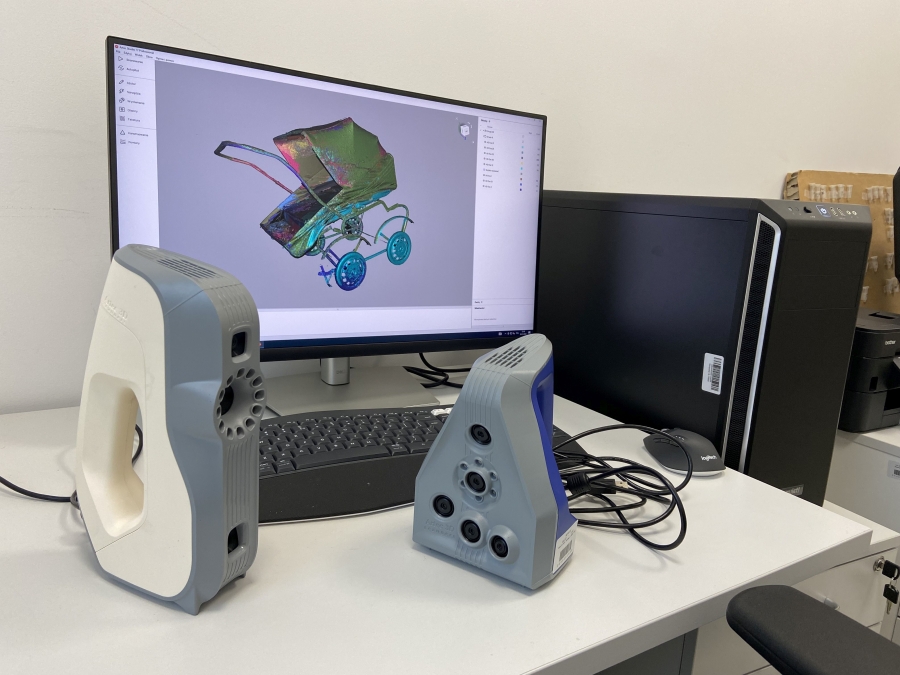 Komputer przeznaczony do obróbki skanów 3D zakupiony w ramach programu IDUB. Na pierwszym planie specjalistyczne skanery 3D Artec Eva oraz Artec Spice Spider. Laboratorium Badań i Konserwacji Sztuki Nowoczesnej w CBiKDK UMK fot.Anna Cecylia Brzóstowicz Zdjęcie ilustracyjne