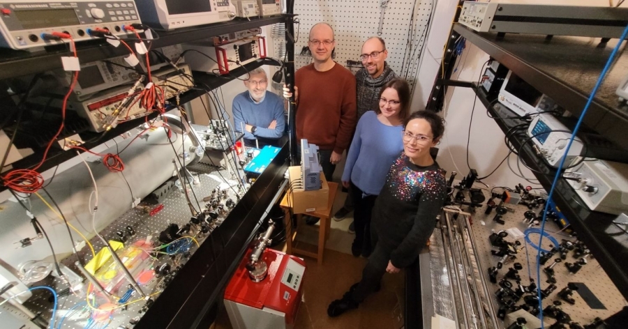 Nad projektem pracuje zespół z Instytutu Fizyki. Na zdj. (od lewej): prof. dr hab. Roman Ciuryło, prof. dr hab. Daniel Lisak, dr Szymon Wójtewicz, dr hab. Katarzyna Bielska, prof. UMK i dr hab. Agata Cygan, prof. UMK fot.fot. Piotr Wcisło Zdjęcie ilustracyjne