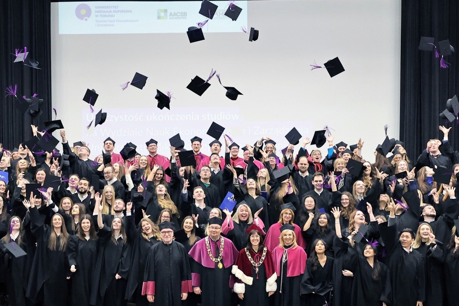 Group of alumnis with deans and supervisors.