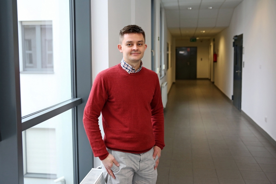 dr hab. Paweł Tecmer, prof. UMK fot.Andrzej Romański dr hab. Paweł Tecmer, prof. UMK stojący w holu Centrum Optyki Kwantowej na Wydziale