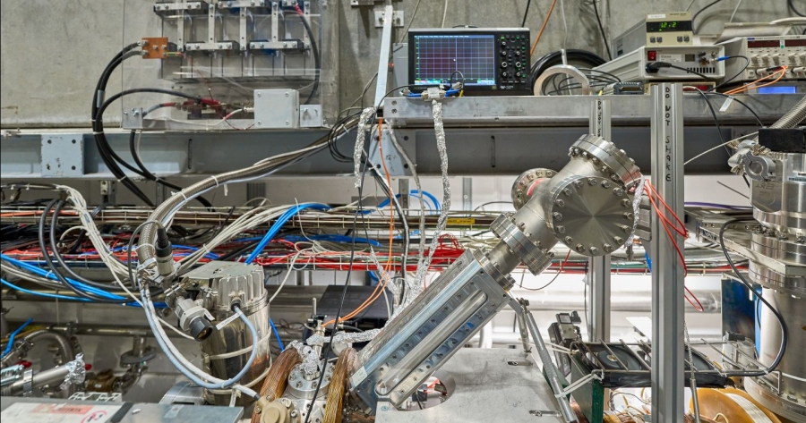 W CERN prowadzone są eksperymenty z antymaterią, sprawdzające m.in. wpływ pola grawitacyjnego Ziemi na atomy antywodoru fot.Image: CERN Plątanina kabli w laboratorium