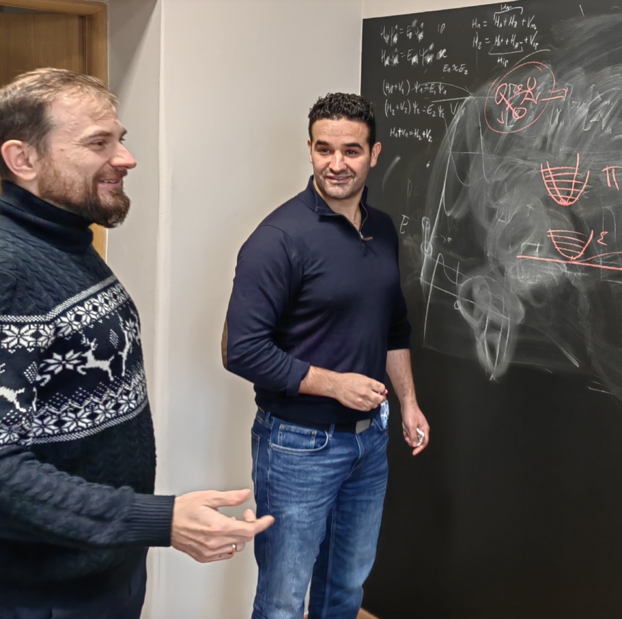 obrazek: Dr Bilel Mehnen, adiunkt w Instytucie Fizyki i dr hab. Piotr Żuchowski, prof.UMK Dr Bilel Mehnen, adiunkt w Instytucie Fizyki i dr hab. Piotr Żuchowski, prof.UMK