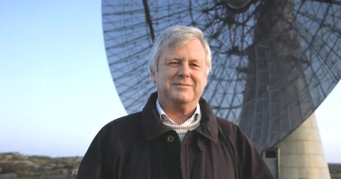 Prof. Roy Booth, Onsala Space Observatory fot.Fot. J-O Yxell Zdjęcie mężczyzny na tle radioteleskopu
