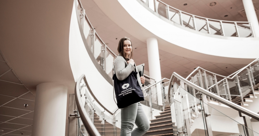 Studentka stoi na schodach
