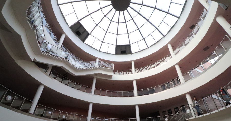 fot.Sonia Tlili Zdjęcie kopuły budynku Collegium Humanisticum zrobione od wewnątrz