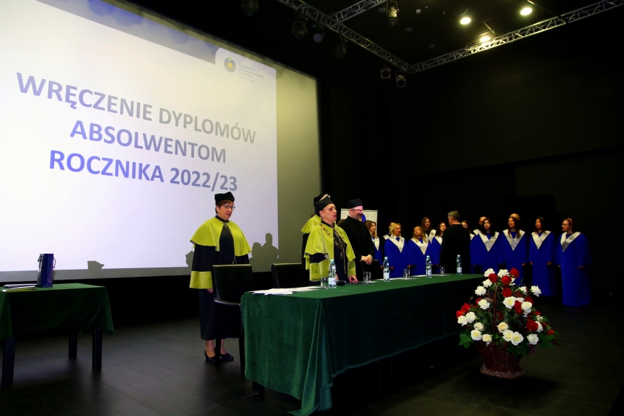 fot.Anna Bielawiec-Osińska Zbiorowe zdjęcie absolwentów Wydziału Chemii wraz z promotorami. Absolwenci podrzucają do góry birety