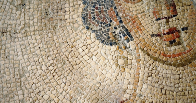 Mozaika podłogowa z kolorowyh płytek przedstawiająca fragment kobiecej twarzy