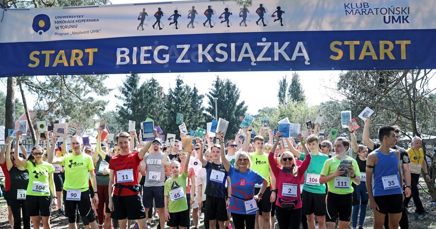 Bieg z książką ma charakter amatorski, a nagrody przewidziano nie tylko dla najszybszych biegaczy fot.Andrzej Romański Zawodnicy na starcie biegu, trzymają w rękach książki