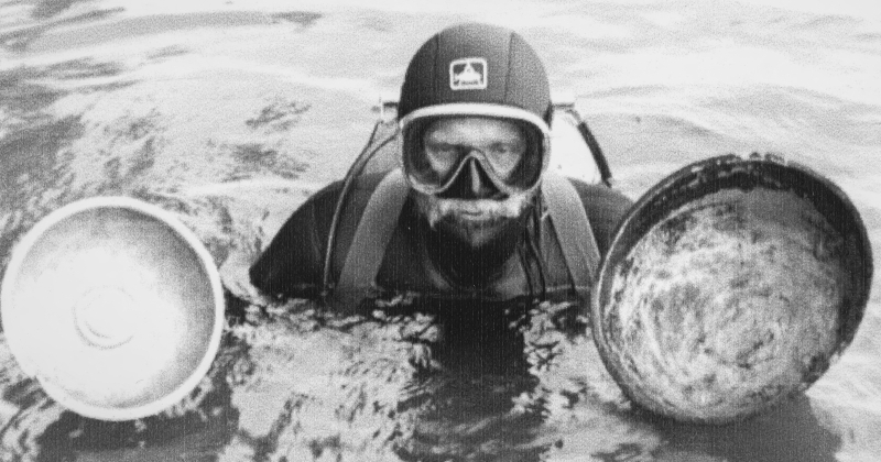 Czesław Pietrzykowski w stroju nurka, zanużony po pas w wodzie