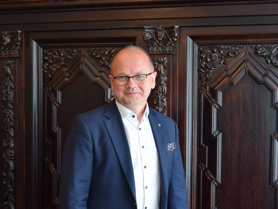 dr hab. Jarosław Sobolewski fot.Joanna Czarnecka dr hab. Jarosław Sobolewski na tle szafy gdańskiej