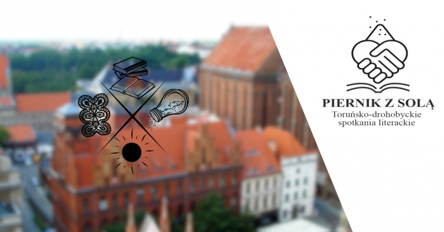 W tle rozmazane zdjęcie starówki toruńskiej. Na pierwszym planie graficzne elementy: piernik, książka, sól, słońce