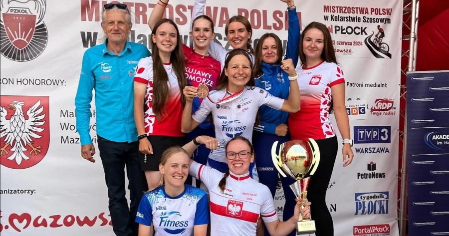 Zuzanna Chylińska (na zdj. z pucharem) została mistrzynią Polski orliczek w jeździe indywidualnej na czas. Świetne występy zanotowały również jej klubowe koleżanki fot.Toruńskiego Klubu Kolarskiego TKK Pacific Nestle Zdjęcie ilustracyjne