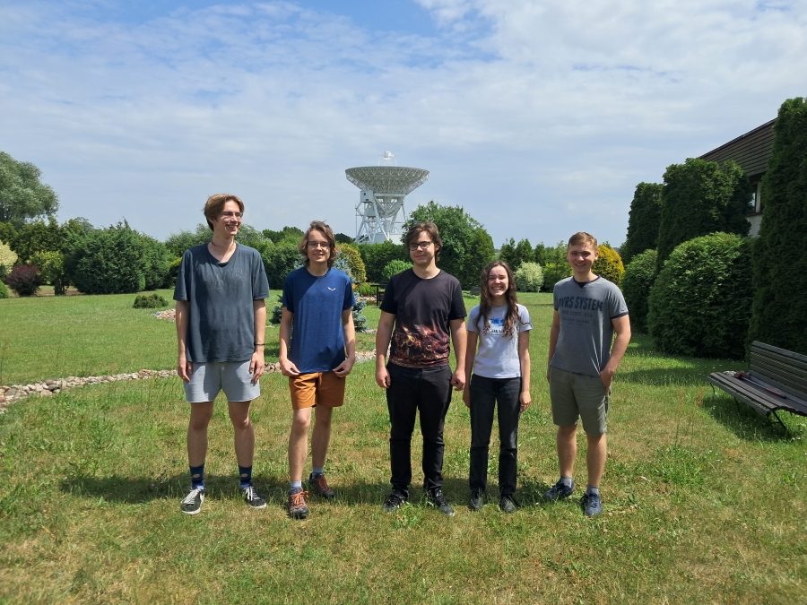 laureaci LXVII Ogólnopolskiej Olimpiady Astronomicznej na tle radioteleskopu RT4 fot.Paweł Zieliński piątka laureatów LXVII Ogólnopolskiej Olimpiady Astronomicznej na tle radioteleskopu RT4