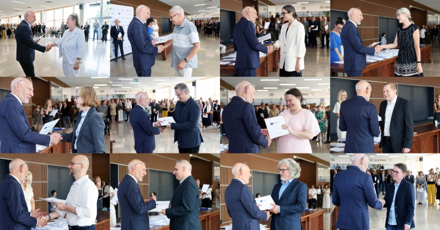 Uroczystość wręczenia nagród pracownikom naukowym odbyła się 1 lipca w foyer Auli UMK fot.Andrzej Romański Po lewej stronie stoi JM Rektor z teczką, a w jego stronę idzie mężczyzna w garniturze. W tle widać grupę stojących osób