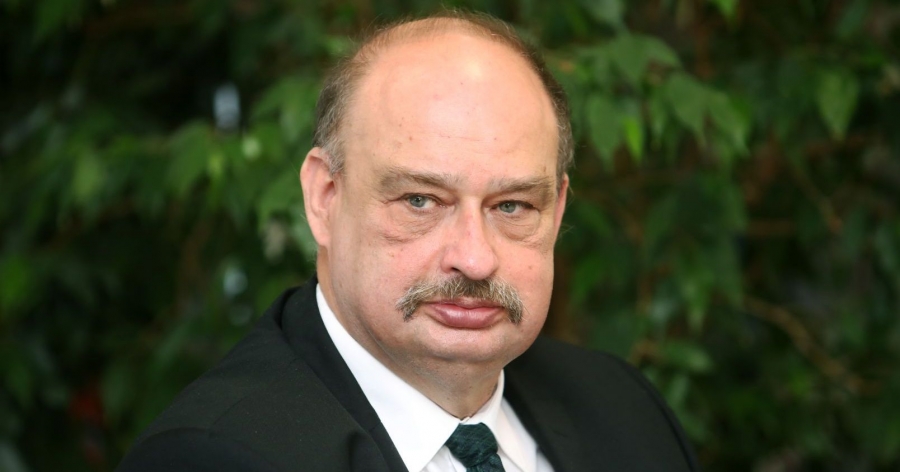 Prof. dr hab. Wojciech Polak fot.fot. Andrzej Romański Zdjęcie portretowe prof. Polaka na tle zieleni