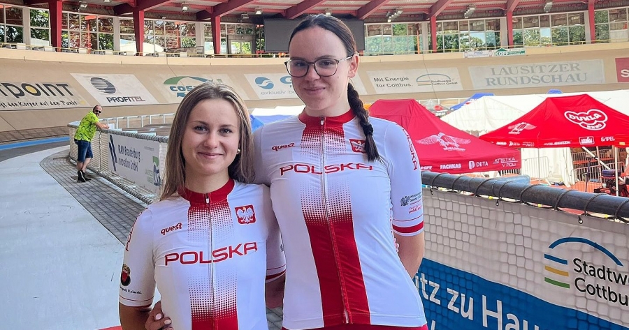 Na Mistrzostwach Europy w Cottbus w kolarstwie torowym Toruński Klub Kolarski Pacific reprezentowały Eliza Rabażyńska i Zuzanna Chylińska fot.Toruński Klub Kolarski Pacific Dwie dziewczyny w strojach reprezentacyjnych pozują do zdjęcia na torze kolarskim z Cottbus w Niemczech