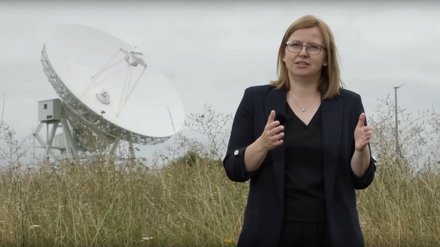 Prof. Magdalena Kunert-Bajraszewska na tle 32-m radioteleskopu w Piwnicach Prof. Magdalena Kunert-Bajraszewska na tle 32-m radioteleskopu w Piwnicach