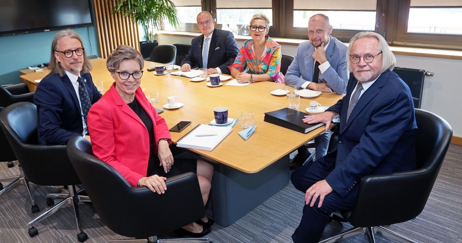 W poniedziałek 2 września na pierwszym kolegium rektorskim spotkali się nowy rektor Uniwersytetu Mikołaja Kopernika w Toruniu prof. dr hab. Andrzej Tretyn oraz zespół powołanych przez niego prorektorek i prorektorów fot.Andrzej Romański Władze rektorskie UMK