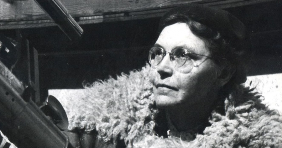 Prof. Wilhelmina Iwanowska razem z prof. Władysławem Dziewulskim zaangażowała się w powstanie Obserwatorium Astronomicznego w Piwnicach fot.fot. Olgierd Gałdyński Czarno-białe zdjęcie prof. Iwanowskiej przy teleskopie