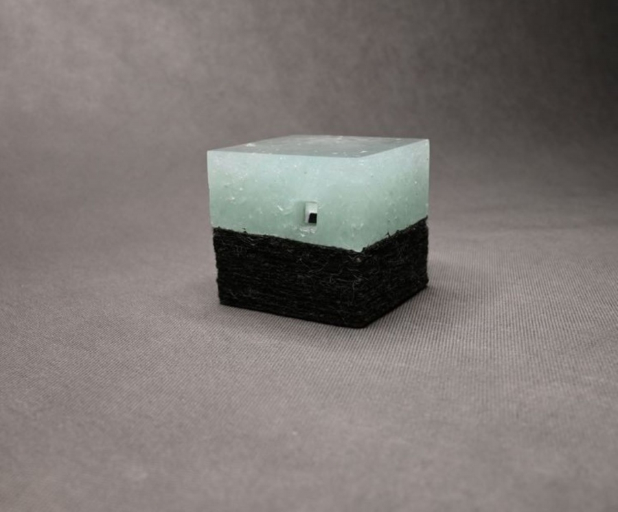 Anna Wójcicka, "Kryjówka", 2024, szkło termoformowane, 10 x 10 x 10 cm Zdjęcie ilustracyjne