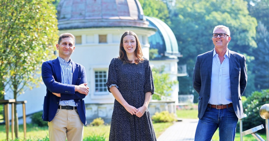 Dr hab. Gracjan Maciejewski, prof. UMK, Julia Sierzputowska studentka astronomii oraz prof. dr hab. Andrzej Niedzielski. fot.fot. Andrzej Romański Dwóch mężczyzn i kobieta stoją na tle astronomicznego pawilonu obserwacyjnego