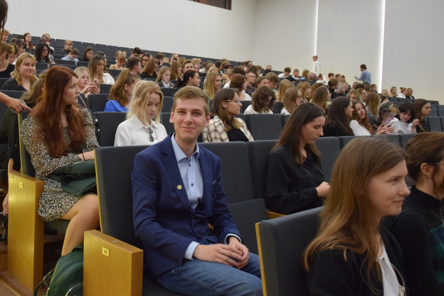 Immatrykulacja 2023 fot.Joanna Czarnecka Grupa studentów siedząca na auli UMK