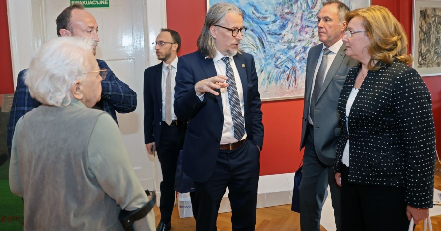 Podczas wizyty ustalono m.in. harmonogram działań promujących Albanię i język Albański w Polsce fot.Andrzej Romański Ambasador Albanii z prorektorem ds. nauki i delegacją Wydziału Humanistycznego UMK