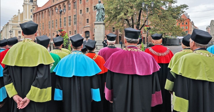 Traditionally, before the ceremony begins, the members of the NCU Senate will lay flowers at the Nicolaus Copernicus monument in the Old Town Market Square in Toruń photo:Andrzej Romański Zdjęcie ilustracyjne