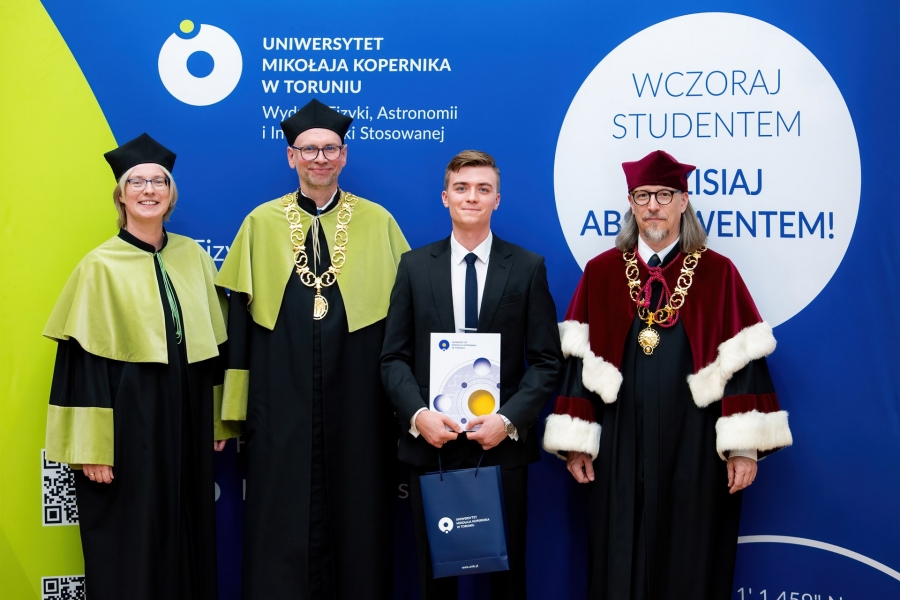 Wręczenie dyplomu najlepszemu absolwentowi inż. Marcinowi Makowskiemu fot.MADrecords/Patryk Zgubiński Wręczenie dyplomu najlepszemu absolwentowi inż. Marcinowi Makowskiemu przez Dziekana WFAiIS oraz Prorektora ds. Nauki UMK