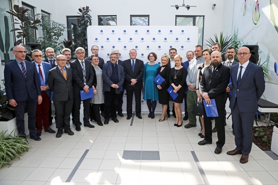 Liderzy zespołów badawczych z Rektorem UMK w ICNT fot.Andrzej Romański Zdjęcie ilustracyjne