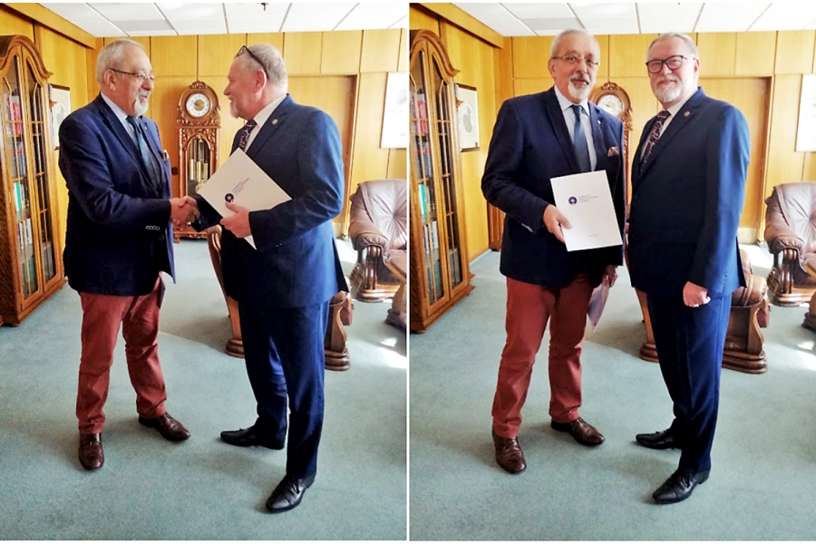 Prof. dr hab. Bogusław Buszewski odebrał stypendium z rąk Rektora UMK prof. dr. hab. Andrzeja Tretyna fot.Aleksander Anikowski Zdjęcie ilustracyjne
