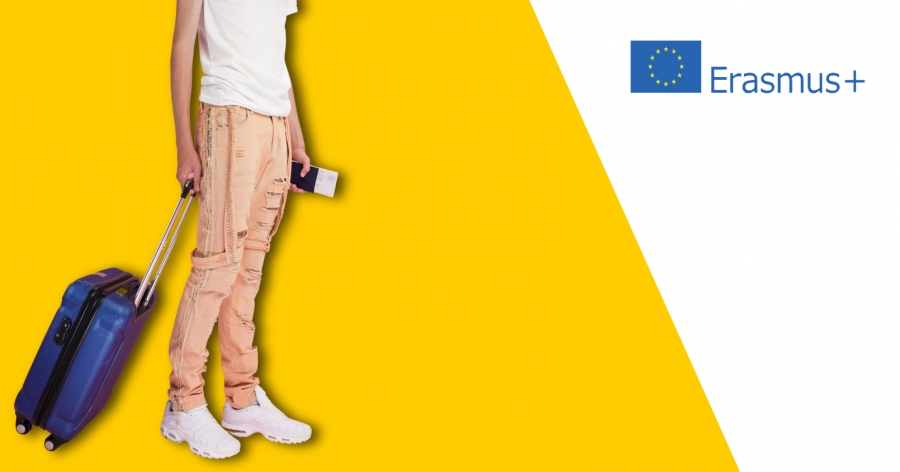 Osoba ciągnie granatową walizkę. Obok logo programu Erasmus+.