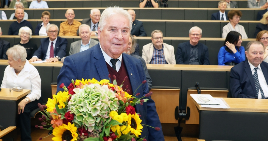 Działalność prof. Józefa Szudego wywarła ogromny wpływ na rozwój Instytutu Fizyki UMK fot.fot. Andrzej Romański Starszy mężczyzna stoi z kwiatami